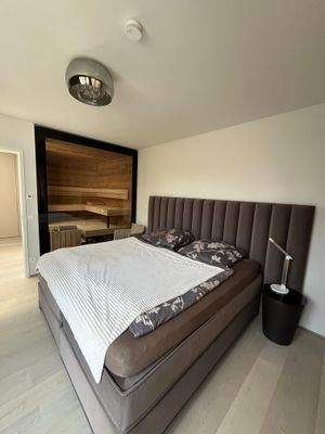 Schlafzimmer mit Blick zur Sauna