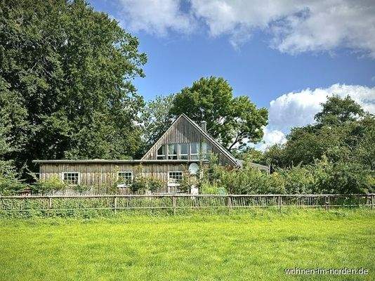 Pferdekoppel mit Blick auf Haus und Garage (Stall)