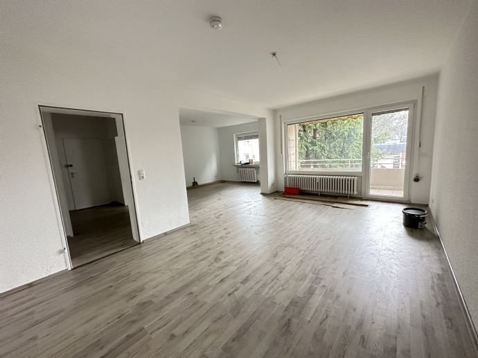 Erdgeschoss! Geräumige 2,5-Zimmer Wohnung mit Balkon! Renoviert!