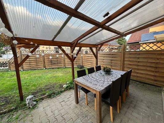 überdachte Terrasse vor Haus 