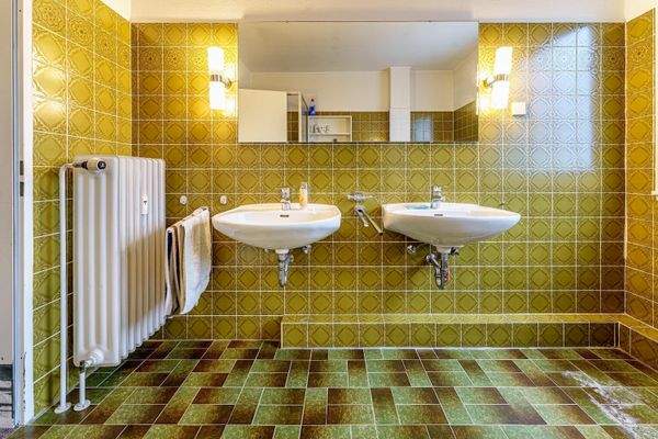 Badezimmer mit Doppelwaschbecken.