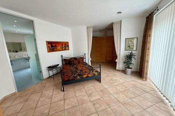 Schlafzimmer im Erdgeschoss mit Ankleide und Vollbad