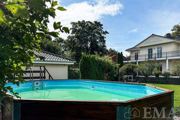 Blick vom Swimmingpool zum Haus