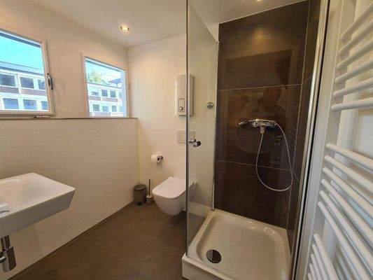 Tageslichtbach mit Dusche