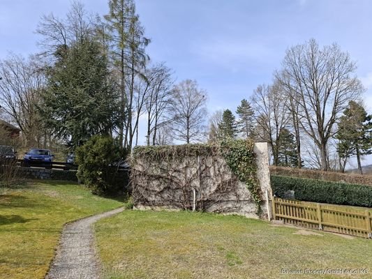 Zugang zum Haus mit Garagen