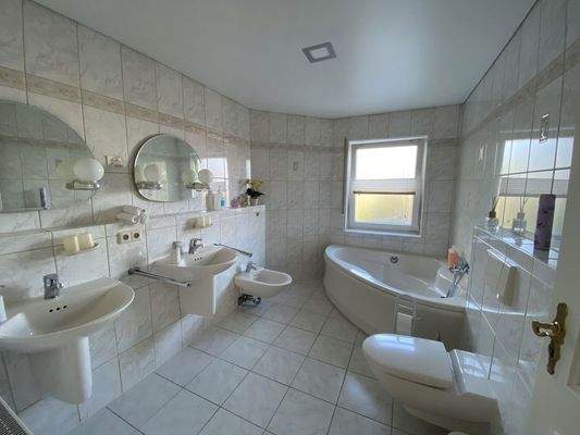 Badezimmer, Badewanne & Dusche