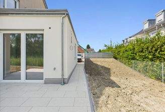 Zuwegung und Gartenfläche