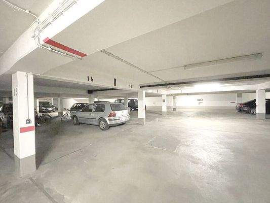 Große helle Tiefgarage mit Einzelstellplätzen