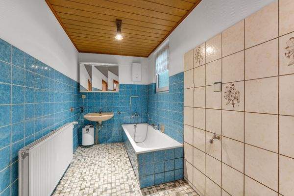 Tageslichtbad mit Wanne