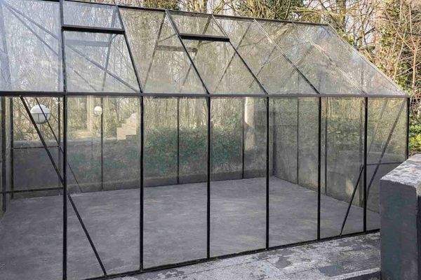 Lichtdurchflutetes Gartenhaus mit moderner Glasoptik