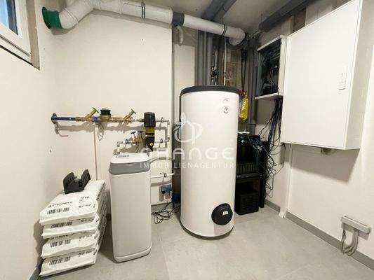 ...mit Warmwasserspeicher und Enthärtungsanlage