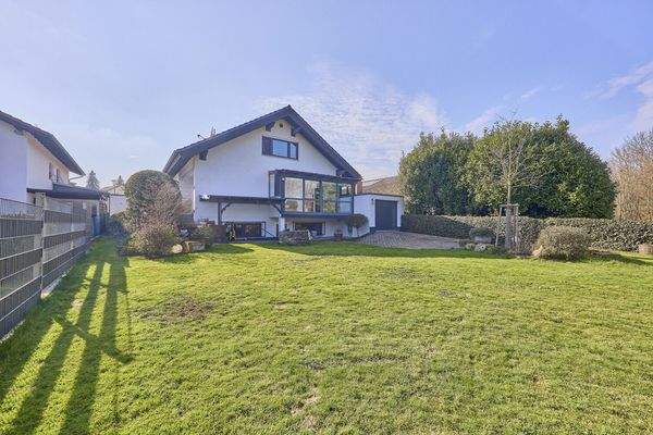 Blick auf Wohnhaus und Garten