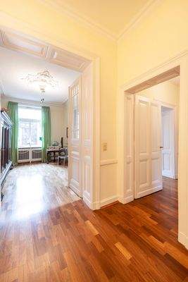 Entrée mit Blick ins Arbeitszimmer