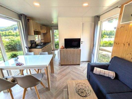 Wohn-Essbereich mit Blick auf den Kanal