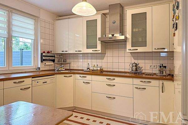 Küche mit Einbauküche