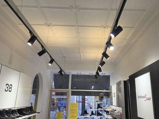 Laden links (vorderer Verkaufsbereich)