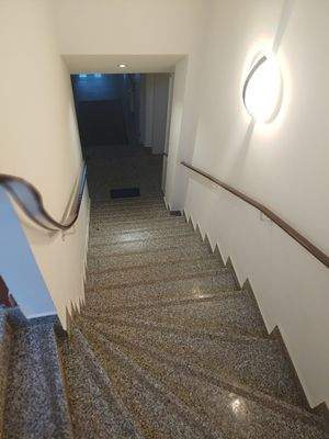 Treppe vom Souterrain zur Praxis