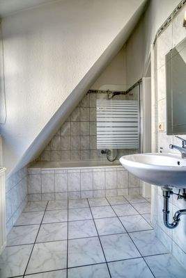 Tageslichtbad mit Badewanne