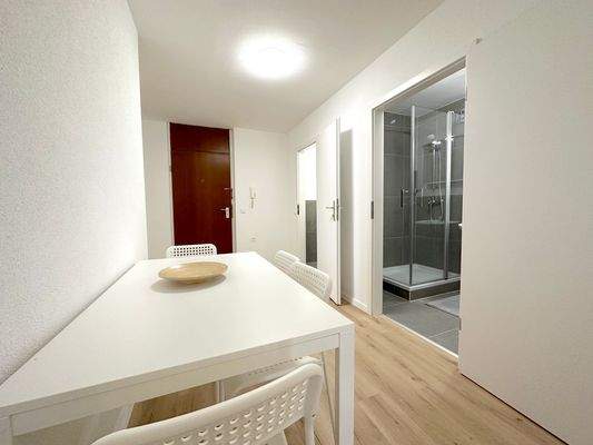 Helles Esszimmer mit Bad