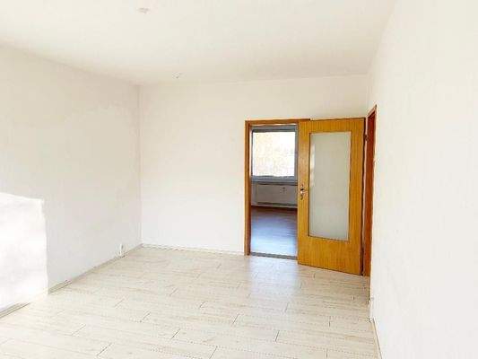 Wohnzimmer mit Blick Richtung Schlafzimmer