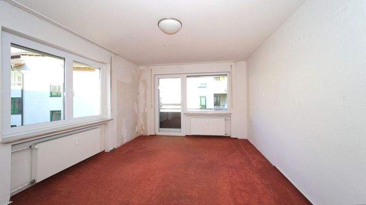 Wohnzimmer mit Balkonzugang