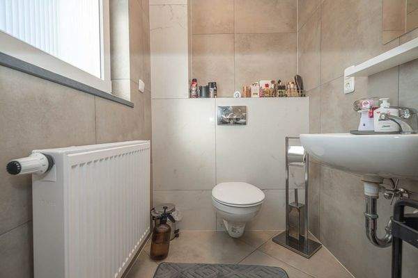 DH1, rechte Hälfte: Gäste-WC