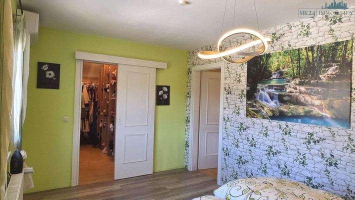 Schlafzimmer mit begeh.Schrank