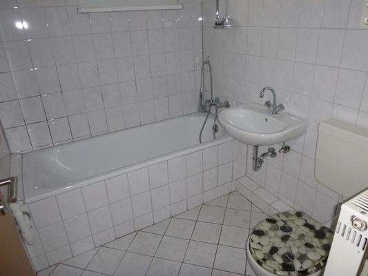 Bad mit Wanne und Fenster