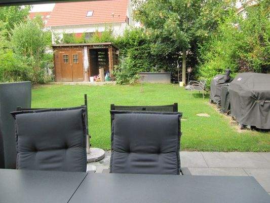 Garten mit Terrasse.JPG