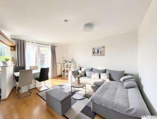 Wohnzimmer mit offener Küche