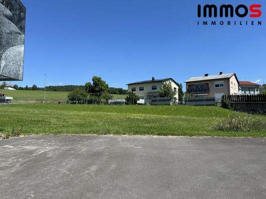 Großzügige Parkflächen