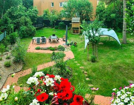 Aussicht zum Garten vom Balkon