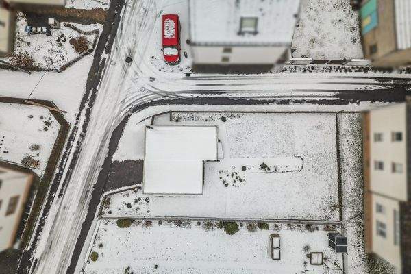 Doppelgarage mit Garten