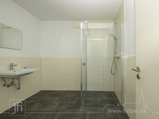 modernes Duschbad mit bodengleicher Dusche
