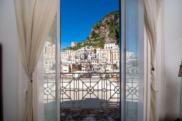 Residenz im Fischerdorf Altrani mit Blick auf das Meer der Amalfiküste - Kampanien