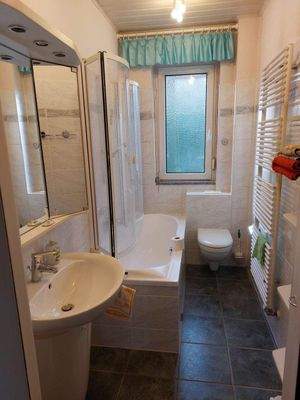 Wannenbad m it Fenster.jpg