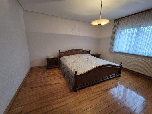 zeigt Schlafzimmer im Erdgeschoss