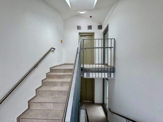 Treppenhaus mit Aufzug