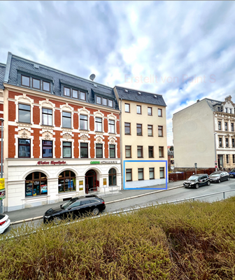 Ansicht Straßenseite mit Apotheke 