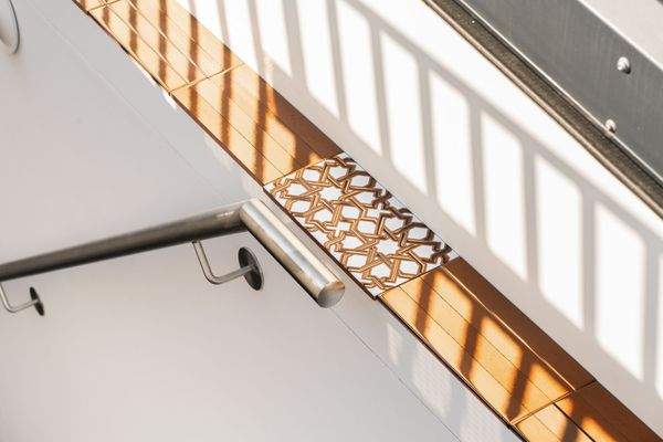 mit spanischen Fliesen