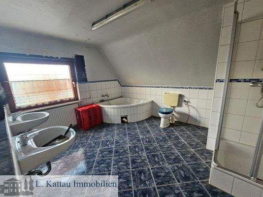 großzügiges Tageslicht - Vollbad