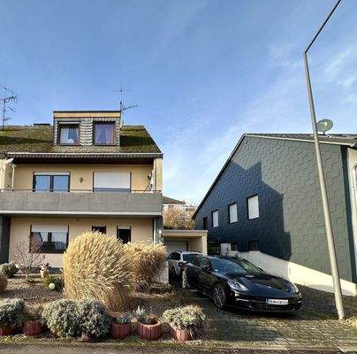 Moderne DHH mit Komfort: Garage mit zwei Stellplätzen