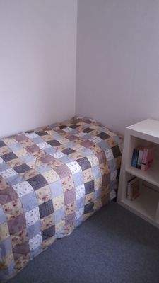 Schlafzimmer mit Fenster zu Loggia