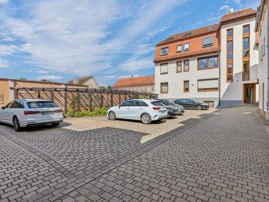 Innenhof mit Stellplätzen