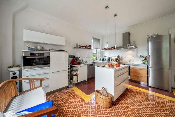 Küche im Obergeschoss mit Zugang zum Wohnzimmer und zum Flur