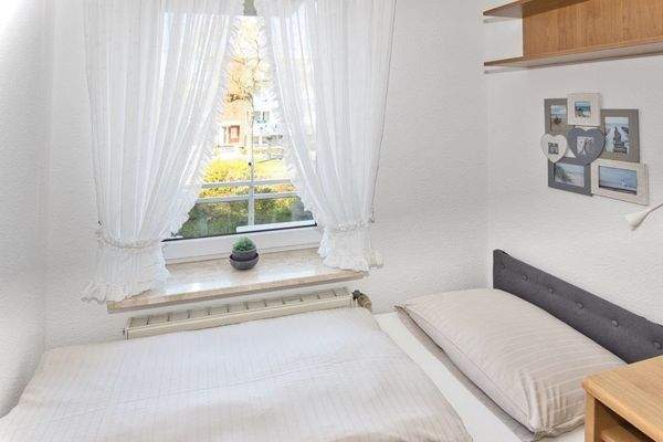 sep. Schlafz. mit West-Fenster