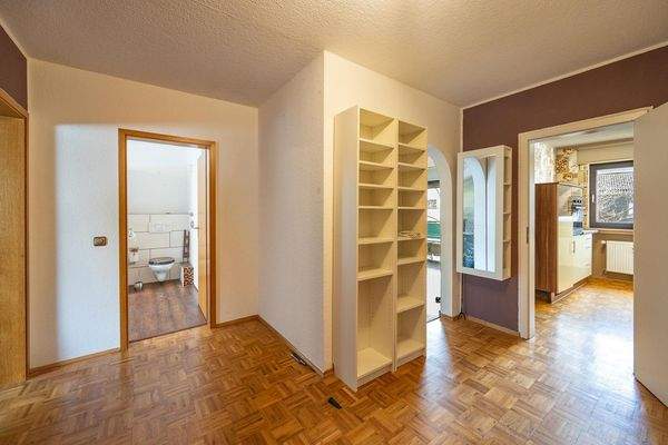 großzügige Diele mit Zugang zu allen Räumen