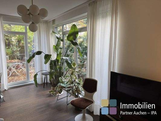 Wohnzimmer mit Blick in den Garten