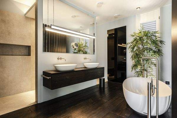 En-suite-Masterbad mit freistehender Wanne und Dop