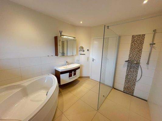 Bad mit Dusche und Badewanne